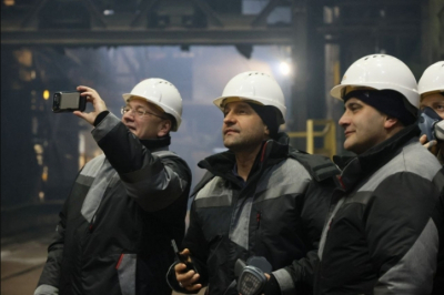 Полпред УрФО Жога ознакомился с работой металлургического завода в Ревде