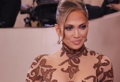 Дженнифер Лопес опубликовала редкие фото с детьми в честь их 18-летия