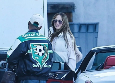 Дженнифер Лопес восхищает идеальной фигурой в розовых леггинсах